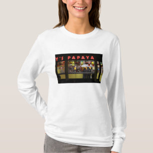 Vereinigte Staaten, New York. Gray's Papaya: Fenst T-Shirt