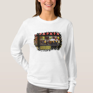 Vereinigte Staaten, New York. Gray's Papaya: Fenst T-Shirt
