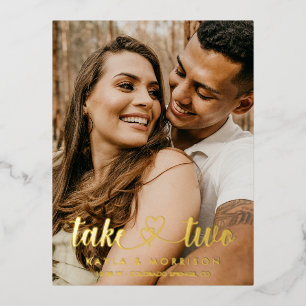 Verflochtene Herzen nehmen zwei Hochzeiten Gold Folie Einladungspostkarte