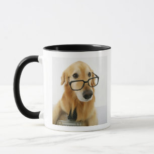 Verfolgen Sie die tragende Krawatte und Gläser, Tasse