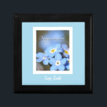 Vergessen-Me-Not-Foto in blau Schmuckschachtel<br><div class="desc">Adorable Foto von vergessenen Blume auf einem Baby-blauen Hintergrund. Personalisieren Sie mit ihrem Namen für ein unvergessliches Geschenk.</div>