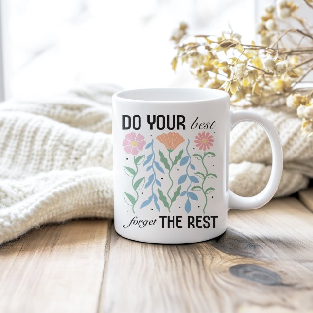 "Vergessen Sie am besten die Erholung", Retro Kaffeetasse ("Do Your Best Forget the Rest" Retro Floral Coffee Mug on a neutral cozy wooden table.)