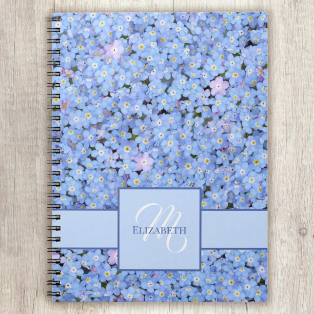 Vergessen Sie, dass ich keinen blauen Floral-Namen Notizblock (Personalize this cute Forget Me Not blue floral design with the name and monogram template.)