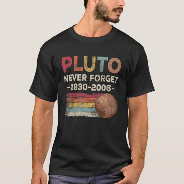 Vergessen Sie niemals Pluto 1930-2006 Funny Astron T-Shirt (Vorderseite)