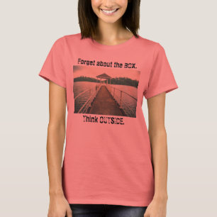 Vergiss die Kiste. Denken Sie nach draußen. See mi T-Shirt