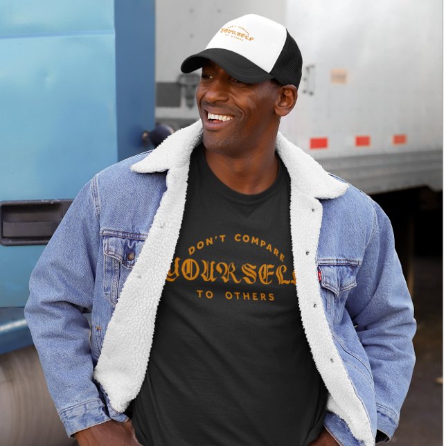 Vergleiche dich nicht mit anderen T-Shirt (Von Creator hochgeladen)