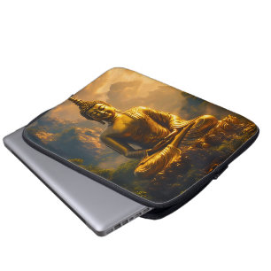 Vergoldeter sitzender Buddha unter einem Sonnenunt Laptopschutzhülle