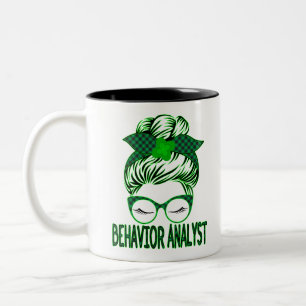 Verhaltensanalyst BCBA Messy Bun St Patrick's Day Zweifarbige Tasse