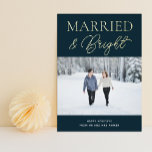 Verheiratet Bright Blue Gold Script Foto Weihnacht Folien Feiertagskarte<br><div class="desc">Verheiratetes blaues Gold Script Modernes Foto Weihnachtsskript Real Foil Holiday Card. Mit dieser festlichen und modernen Foil Holiday Card senden Sie Ihren Lieben einen Urlaubssalon mit Fotos. Alle Texte sind so vorbereitet,  dass Sie sie einfach und schnell mit Ihren eigenen Details personalisieren können. Gute Ferien!</div>