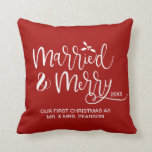 Verheiratet & froh Unser erstes Weihnachten Verhei Kissen<br><div class="desc">Unser erstes Verheiratetes Red Throw-Kissen mit "Verheirateter und fröhlicher",  eleganter Schrift kann leicht mit dem neuen Nachnamen und dem Jahr von Mr. und Mrs. personalisiert werden.</div>