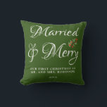 Verheiratet & froh Unser erstes Weihnachten Verhei Kissen<br><div class="desc">Unser erstes Verheiratetes Grün Throw Kissen mit "Verheiratet und fröhlich" Schrift kann leicht mit dem neuen Nachnamen und dem neuen Nachnamen von Herrn und Frau personalisiert werden. Einfach anzupassen. Bestelle noch heute!</div>