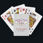 Verheiratet in Fabulous Las Vegas Wedding Monogram Spielkarten<br><div class="desc">Diese einzigartige und lustige Gastgeschenk Hochzeit "Verheiratet in Fabulous Las Vegas" Spielkarten mit einem Monogramm der Braut und Bräutigam Namen und Hochzeitdaten und einem platingrauen Hintergrund. Schwarz,  Rot,  Blau,  Gelb und Grau.</div>