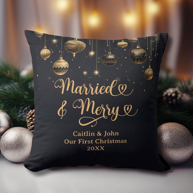 Verheiratet Merry 1. Weihnachten Neu verheiratetes Kissen (Married & Merry Newlyweds 1st Christmas Pillow. Black & Gold Ornaments, Couple's Names, Wedding Date)