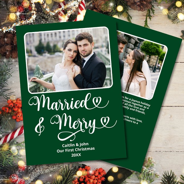 Verheiratet Merry Newlyweds 1. Weihnachts Grünen H Feiertagskarte (Married & Merry Custom Photo Christmas Card with decorative font with hearts, 2 photos, and message.)