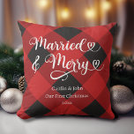 Verheiratet Merry Unser 1. Weihnachten Neu verheir Kissen<br><div class="desc">Sie suchen eine Möglichkeit, Ihren Lieben das erste Weihnachtsfest als verheiratetes Paar extra zu machen? Unser "Unser erstes Verheiratetes und gemütliches Weihnachten" Kissen in karierter Farbe ist die perfekte Geschenkidee! Mit seinem sauberen und modernen Schriftart und den klassischen Ferienfarben fügt dieses Kissen eine festliche Touch zu jedem Dekor der Zuhause...</div>