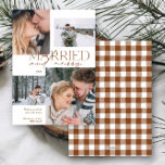 Verheiratet und froh Kariert 4 Foto neu verheirate Feiertagskarte<br><div class="desc">Feiern Sie Ihre erste Urlaubssaison als Neuvermählte mit dieser Verheirateten und fröhlich Karierten 4 Foto Newlywed Holiday Card, die Ihre Liebe wunderbar erzählt. Dieses Design strahlt Wärme und Eleganz aus und verbindet gemütlichen, rustikalen Charme mit zeitloser Eleganz. Jedes Foto fühlt sich wie ein Blick in Ihre gemeinsame Reise, um die...</div>
