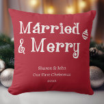 Verheiratet und fröhlich Unser erstes Weihnachten  Kissen<br><div class="desc">In dieser Saison können Sie Freude und Liebe an Ihre Freunde oder Familienmitglieder weitergeben! Unser "Verheiratete und frohe Weihnachten" Kissen in Weihnachtsrot ist eine lustige und festliche Geschenkoption. Mit seinem sauberen und modernen Schriftart und den klassischen Ferienfarben ergänzt dieses Kissen jedes saisonale Dekor. Die spielerische "Verheiratete und fröhliche" Botschaft ist...</div>