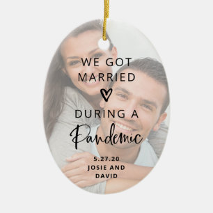 Verheiratet während einer Pandemie Zwei Fotos Keramik Ornament
