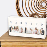 VERHEIRATETE 7-Bild-Collage von Weiß und Blau Holzkisten Schild<br><div class="desc">Modernes Holzkastenschild, personalisiert mit Ihren Hochzeitsfeiern und Fotos. Ein stilvolles Design in neutraler Farbpalette in Weiß und Dunkelblau - ideal für Jungvermählte und Jubiläumsgeschenke. Die Fotovorlage ist für Sie ein Set, um 7 Ihrer Lieblingsfotos hinzuzufügen, die im Porträtformat in einer einfachen Rasterstil-Foto-Collage dargestellt werden. VERHEIRATET wird in eleganter Großbuchstabe mit...</div>
