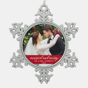 Verheiratete und frohe Hochzeitskalligrafie Rot Schneeflocken Zinn-Ornament