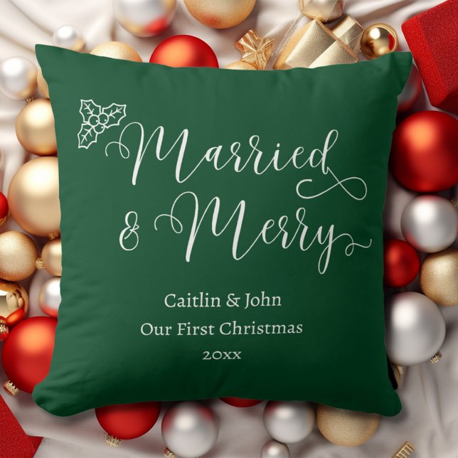 Verheiratete und fröhliche erste Weihnachtsgrün Kissen (Married & Merry custom newlywed couples our first Christmas together in green with white typography.)