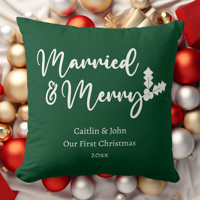 Verheiratete und fröhliche erste Weihnachtsgrün Kissen (Married & Merry custom newlywed couple first Christmas together green pillow with white typography.)