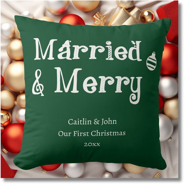 Verheiratete und fröhliche erste Weihnachtsgrün Kissen (Married & Merry personalized newlywed couple first Christmas together green with white typography.)