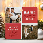 Verheiratete und fröhliche Foto-Namen Weihnachten Ornament Aus Metall<br><div class="desc">Feiern Sie Ihre ersten Weihnachten als Neuvermählte auf eine wirklich einzigartige und besondere Weise! In unserem modernen Weihnachtsschmuck finden Sie zwei hochgeschätzte Fotos aus Ihrem Hochzeitstag, geschmückt mit reizvollen roten Plätzen und der herzlichen Botschaft "Verheiratet & Merry". Personalisiert mit Ihrem Hochzeitsdatum und Ihren Namen, ist dieses Ornament nicht nur eine...</div>