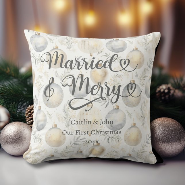 Verheirateter froher 1. Weihnachtsgottesdienst Kissen (Married & Merry Newlyweds 1st Christmas Pillow with gold and platinum ornaments, couple names, date.)