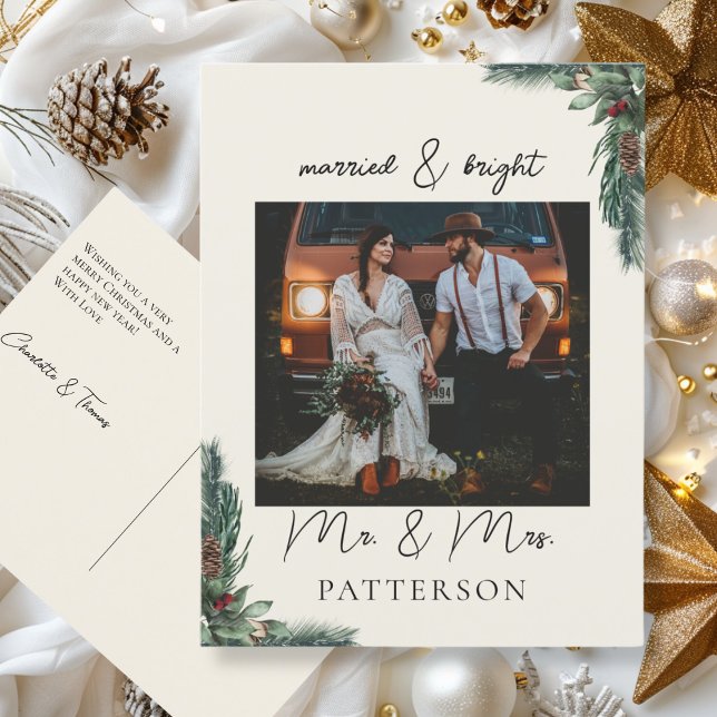 Verheirateter und heller Fotokalender Feiertagspostkarte (Married & Bright Kundenspezifische, beige-grün, minimal, rustikal, Weihnachts-Foto-Karte.)