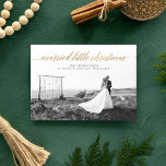 Verheiratetes kleines Weihnachtsgeschenk-Foto | Go Feiertagskarte<br><div class="desc">Feiern Sie Ihr erstes Weihnachtsfest als verheiratetes Paar mit dieser atemberaubenden Hochzeitskarte. Legen Sie ein zweites Foto auf die Rückseite und fügen Sie Ihre eigene individuelle Empfindung zu Ihrer nächsten und liebsten.</div>