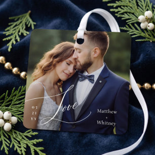 Verheiratetes Minimal Love Script Hochzeitsfoto-An Ornament Aus Metall