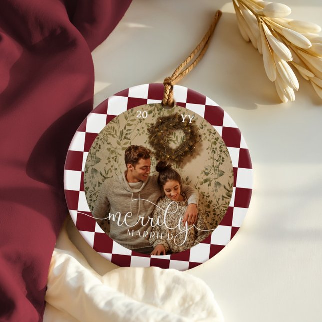 Verheiratetes Retro-Checkerboard Neu verheiratetes Keramik Ornament (Merrily Married Retro Checkerboard Newlywed Photo Ceramic Ornament)