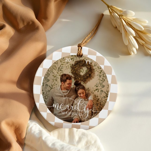 Verheiratetes Retro-Checkerboard Neu verheiratetes Keramik Ornament (Merrily Married Retro Checkerboard Newlywed Photo Ceramic Ornament)