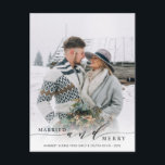 Verheiratetes und fröhliches Foto für Neugeborene Postkarte<br><div class="desc">Feiern Sie Ihre ersten verheirateten Weihnachten mit Ihrer Familie und Freunden. Für eine erweiterte Anpassung dieses Designs klicken Sie bitte auf den Link Weitere anpassen,  um den Schriftart,  die Größe,  die Farbe usw. zu ändern.</div>