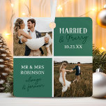 Verheiratetes und fröhliches Foto: Grüne Weihnacht Ornament Aus Metall<br><div class="desc">Feiern Sie Ihre ersten Weihnachten als Neuvermählte auf eine wirklich einzigartige und besondere Weise! In unserem modernen Weihnachtsschmuck finden Sie zwei hochgeschätzte Fotos aus Ihrem Hochzeitstag, geschmückt mit reizvollen grünen Plätzen und der herzlichen Botschaft "Verheiratet & Merry". Personalisiert mit Ihrem Hochzeitsdatum und Ihren Namen, ist dieses Ornament nicht nur eine...</div>