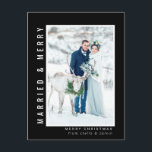 Verheiratetes und fröhliches Hochzeitsschwarz-Foto Feiertagspostkarte<br><div class="desc">Modernes,  einfaches Skript verheiratet und fröhlich Hochzeit Foto Urlaub Postkarte.</div>