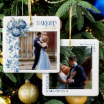 Verheiratetes und helles 2-Quadratmeter-Hochzeitss Keramikornament<br><div class="desc">Verheiratetes und helles Foto - perfekt für frisch verheiratete verheiratete Weihnachten oder für ein glücklich verheiratetes Paar! Das Design mit blauen Bauklamotten und zartem Winterfolien, um Ihr Foto zu gestalten, ist elegant mit Verheirateten und hellen Buchstaben versehen. Auf der anderen Seite des Ornaments befindet sich ein zweites Foto, das mit...</div>