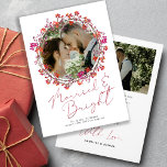 Verheiratetes und helles frisch vermähltes Foto We Feiertagskarte<br><div class="desc">Minimalistische,  elegante Verheiratete und helle handschrift Weihnachtsfeiertag Hochzeitskarte neu vermählt mit einem schicken heiligen Kranz personalisiert mit angepassten 2 Fotos,  eine vorgedruckte Nachricht und Unterschrift auf beiden Seiten.</div>