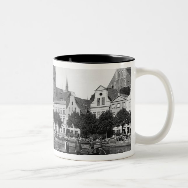 Verkauf des Holzes auf dem Fluss Trave, Lübeck, Zweifarbige Tasse (Rechts)