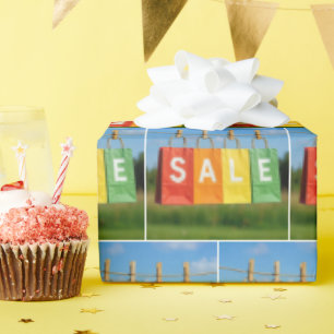 Verkaufseinkaufstaschen an einer Wäscheleine Geschenkpapier