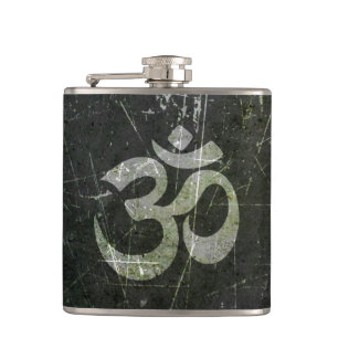 Verkratztes und getragenes Yoga-OM-Symbol Flachmann