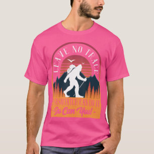 Verlass No Trace Bigfoot Camping Wandern neben dem T-Shirt