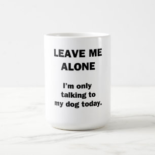 Verlassen Sie mich allein. Ich spreche nur mit Kaffeetasse