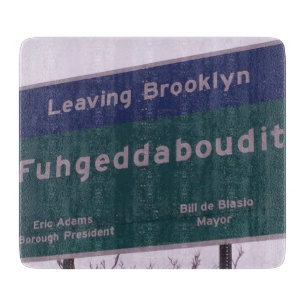 Verlassen von Brooklyn New York Fuhgeddaboudit Schneidebrett