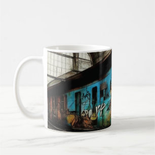 Verlassener Zug mit Graffiti Urban Street Art Kaffeetasse
