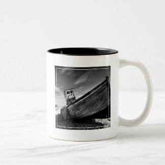 Verlassenes Boot auf Dungeness Strand Zweifarbige Tasse