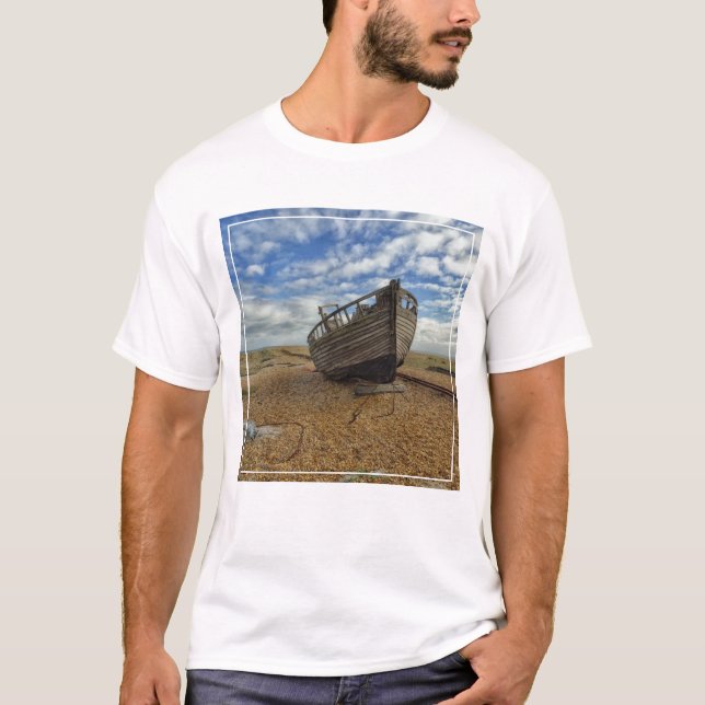 Verlassenes hölzernes Fischerboot | Dungeness T-Shirt (Vorderseite)