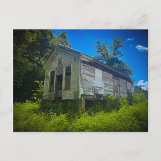 Verlassenes Holzhaus auf einem verwilderten Feld Postkarte