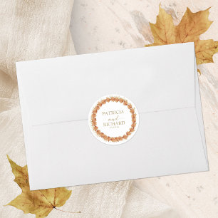 Verlieb dich in Herbstblätter Hochzeit Runder Aufkleber